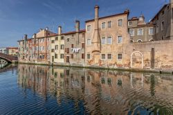 Riflessi di antiche case sul canale a Chioggia, Veneto, Italia.



