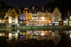 Riflessi notturni a Dinan, uno dei borghi piu belli di Francia. Il fiume Rance, oltre al suo attuala forte impatto scenografico, è stato per secoli il cuore dell'economia locale - © ...