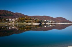 Riflessi sul lago Turano fotografati in inverno: siamo nei dintorni di Colle di Tora, nel Lazio