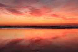Riflessi sul mare al tramonto nella città di Costa da Caparica, Portogallo. Qui si trova la più estesa spiaggia del Portogallo: ben 13 chilometri di lunghezza.


