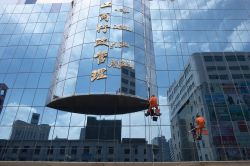 Riflessi sulla facciata a specchio di un moderno edificio di Urumqi, Cina.
