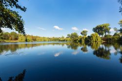 Riflessi sull'acqua del lago a Krefeld, Germania. Nota come "Città del Velluto e della Seta", Krefeld è ricca di monumenti e palazzi storici immersi in un incantevole ...