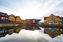 Riflessi sull'acqua delle tipiche case norvegesi di Kristiansand: sono fatte in legno, il log, lunghi tronchi di pini, abeti e betulle che ricoprono le montagne del paese.
