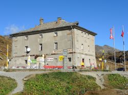 Il rifugio e ristorante Ospizio San Bernardino, Svizzera. E' il punto di riferimento per chi desidera una sosta gastronomica su questo valico alpino - © Matteo Ceruti / Shutterstock.com ...