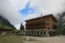 Rifugio Pederu a San Vigilio di Marebbe, Trentino Alto Adige. Per chi desidera assaporare piatti altoatesini in mezzo alle montagne con la suggestiva atmosfera data da arredi di legno e tavoli ...