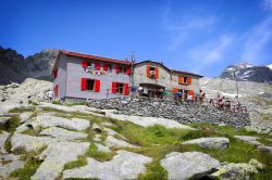 Rifugio Ponti in Val Masino, Valtellina, Lombardia. Situato a Predarossa, è il punto di partenza per molte escursioni fra cui quella al Monte Disgrazia.
