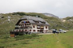 Rifugio Sennes a San Vigilio di Marebbe, Trentino Alto Adige. Uno splendido luogo in cui sostare prima di partire alla scoperta del territorio del Parco Nazionale costituito nel 1980.
