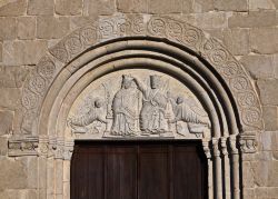 Rilievi romanici sulla facciata della cattedrale di Venzone, Friuli Venezia Giulia, Italia.



