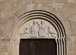 Rilievi romanici sulla facciata della cattedrale di Venzone, Friuli Venezia Giulia, Italia.



