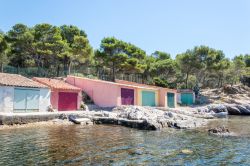 Rimesse per le barche lungo la costa di Cap Benat nei pressi di Le Lavandou e Bormes-les-Mimosas, Francia.
