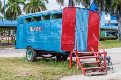Rimorchio convertito in bagno a Holguin, Cuba. Una simpatica e originale toilette pubblica allestita nel centro cittadino - © Matyas Rehak / Shutterstock.com