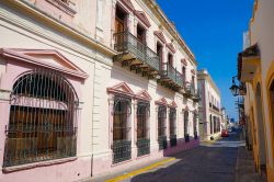 Ringhiere in ferro battuto impreziosiscono le facciate di edifici antichi a Monterrey, Messico.
