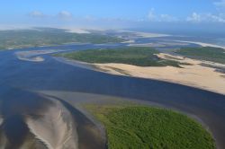 Foto aerea del Rio Preguiças, nello stato di Maranhao (Brasile), che sfocia nell'Oceano Atlantico.