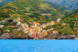 Riomaggiore, il borgo delle Cinque Terre fotografato dal mare