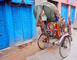 Risciò a Kathmandu, Nepal. Uno dei simpatici e colorati mezzi di trasporto utilizzati per spostarsi nella capitale nepalese - © Regien Paassen / Shutterstock.com