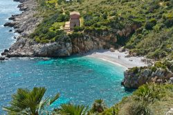 Cala Tonnarella dell'Uzzo :nella riserva dello zingaro trovate spiagge sentieri calette tra san vito lo capo e scopello