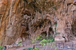 La Riserva Naturale Oasi dello Zingaro a San Vito Lo Capo, Sicilia: turisti in visita alla Grotta dell'Uzzo - © Mazerath / Shutterstock.com