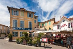 I clienti di un ristorante di L'Isle-sur-la-Sorgue seduti nella piazzetta poprio accanto alla locale stazione di polizia - foto © Ivica Drusany / Shutterstock.com