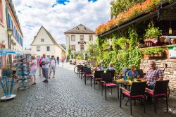 Ristorante con terrazza all'aperto e negozi di souvenir a Rudesheim am Rhein, Germania - © S-F / Shutterstock.com