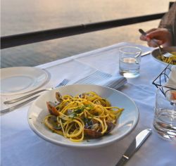 Ristorante con vista mare a Ischia: le specialità di pesce tra i piatti tipici dell'isola.