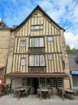 Un ristorante ricavato all'interno di una casa antica con la tipica struttura a graticcio. Siamo a Dinan, Bretagna, in uno dei più bei borghi di tutta la Francia - foto © art_of_sun ...