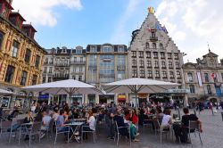 Ristorante a Lille vicino a La Vieille Bourse, Francia. Seduti a uno dei suoi tavolini all'aperto, nella centralissima Grand Place, si può gustare la tipica gastronomia francese ammirando ...