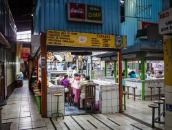 Ristorante al Mercato Centrale di San José, Costa Rica. Carne, insalata e piatti della cucina tradizionale in questo tipico ristorantino all'interno del Central Market della capitale. ...