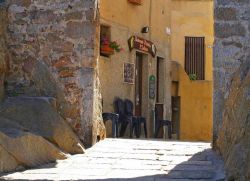 Ristorante nel centro storico di GIglio Castello, Toscana - © trotalo / Shutterstock.com 