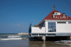 Ristorante sul mare al molo di Milano Malarittima, Canale di Cervia - © simona flamigni / Shutterstock.com