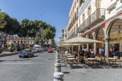 Ristoranti all'aperto in una strada del centro di Puebla, Messico - © posztos / Shutterstock.com