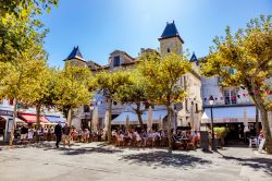 Ristoranti all'aperto nel centro storico di Saint-Jean-de-Luz, Francia - © AWP76 / Shutterstock.com