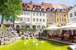 Ristoranti e negozi nei pressi della fontana di piazza Obstmarkt a Bamberga, Germania - © yingko / Shutterstock.com