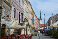 Ristoranti e negozi nel centro storico di Olomouc, ...