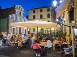 Ristoranti in una strada del centro storico di Lucca, Toscana - © 4kclips / Shutterstock.com