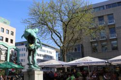 Ristoranti nei pressi della Biaser Fountain di Dortmund, Germania - © Binder Medienagentur / Shutterstock.com