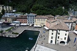 Riva del Garda e il suo lungolago visti dall'alto, Trentino Alto Adige. Questa località della provincia di Trento è un rilassante riparo dal caos della città - © ...