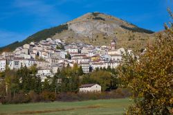 Rivisondoli, L'Aquila: il paesaggio del pittoresco borgo tra le montagne dell'Abruzzo. Questo centro turistico è compreso all'interno della Comunità Montana Alto Sangro ...
