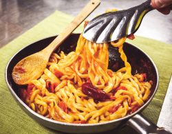 Rivotorto di Assisi (Perugia): la Rassegna Antichi Sapori propone un piatto di tipici stringozzi, specialità umbra.