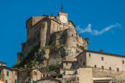 La Rocca Abbaziale di Subiaco, provincia di Viterbo, Lazio. Eretto in cima a una ripida collina, questo castello venne fatto costruire come difesa dell'immenso patrimonio che l'abbazia ...