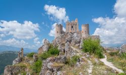 Rocca Calascio, la fortezza medievale nelle montagne d'Abruzzo.
