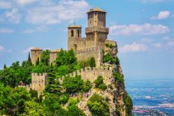 Rocca della Guaita, San Marino: questa bella fortezza è la più antica della città. La parola "guaita" ancora presente nel dialetto locale con il significato di ...