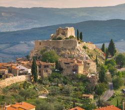 Il borgo di Rocca d'Orcia e la Rocca di Tentennano si trovano nel Comune di Castiglione d'Orcia (Siena) - © Zimneva Natalia / Shutterstock.com