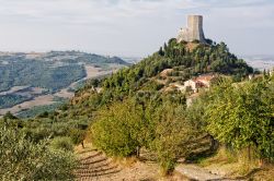 La Rocca di Tentennano sorge su uno sperone roccioso sopra al borgo di Rocca d'Orcia, frazione di Castiglione d'Orcia - © lkonya / Shutterstock.com