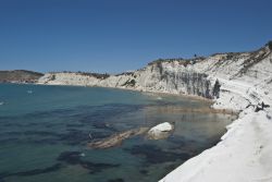 Le rocce bianche e stratificate che caratterizzano il mare di Realmonte, sulla costa meridionale della Sicilia- © Gandolfo Cannatella / Shutterstock.com