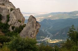 Spettacolari rocce conglomeratiche, alternate a calcari dolomitici, contraddistinguono il paesaggio aspro di Castelmezzano, il borgo della Basilicata - © M.Rinelli / Shutterstock.com