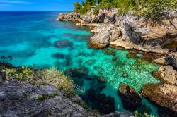 Rocce e acqua turchese nei pressi delle scogliere di Negril, Giamaica. Quest'isola è un vero e proprio paradiso naturale dei Caraibi.

