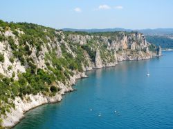 La costa aspra di Sistiana, tra falesie e grotte a strapiombo sul mare