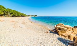 Rocce e ciottoli sulla spiaggia di Santa Maria Navarrese in Sardegna