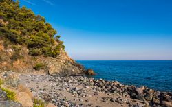 Rocce e sassi su una spiaggia fra Varazze e Cogoleto, costa ligure. Secondo la tradizione, il borgo di Cogoleto diede i natali a Cristoforo Colombo.

