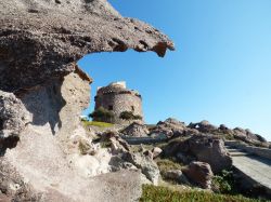 Rocce erose dal vento in riva al mare e la Torre di Portoscuso in Sardegna - © ROBERT67 / Shutterstock.com